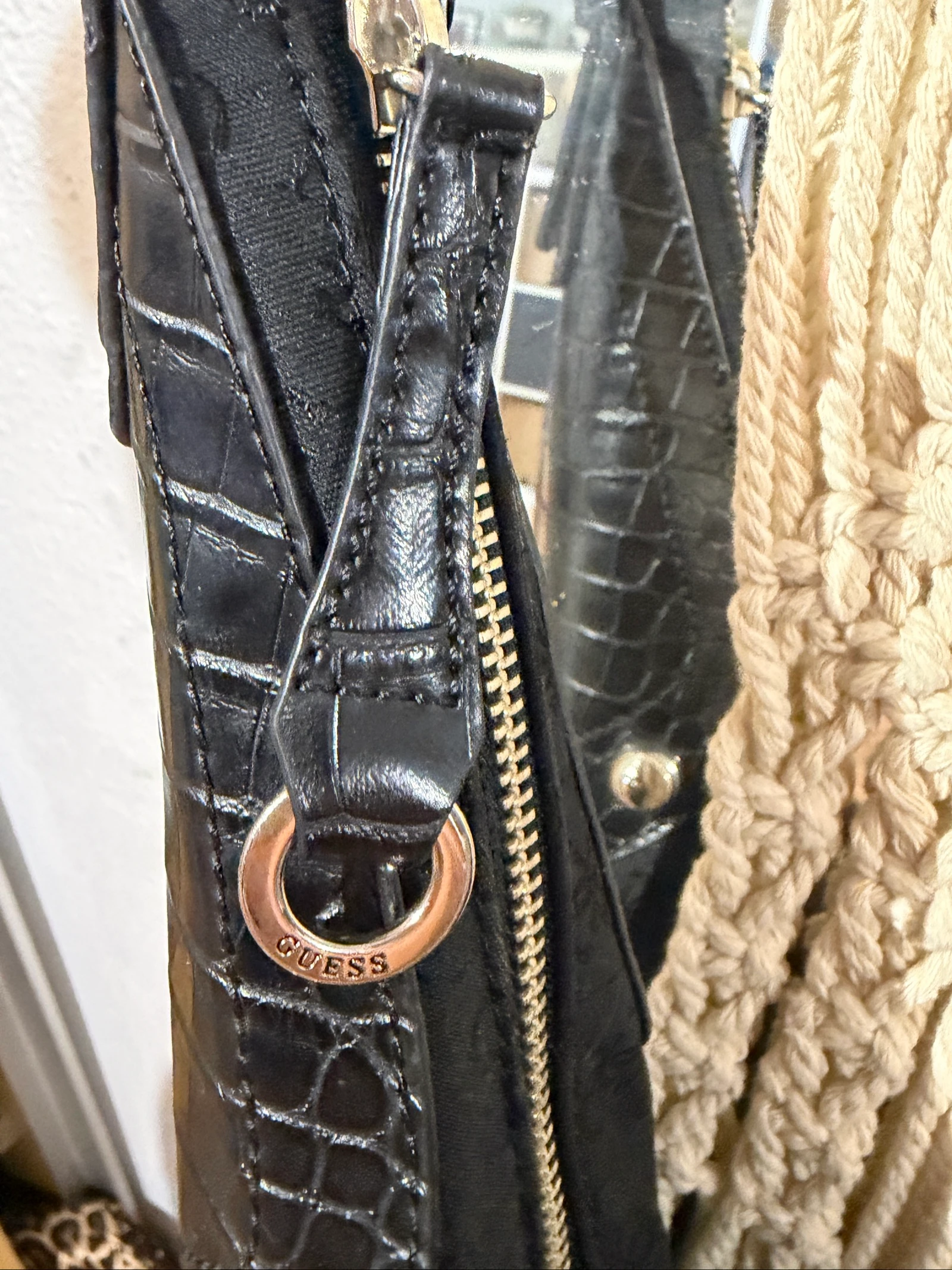 Sac à épaule clouté noir vintage Y2K Guess – Début des années 2000 – photo 12